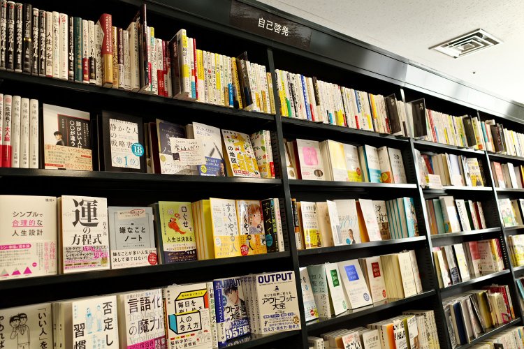 夕方からは仕事帰りのお客さんが増える。ビジネス書は売れ筋の一つ。