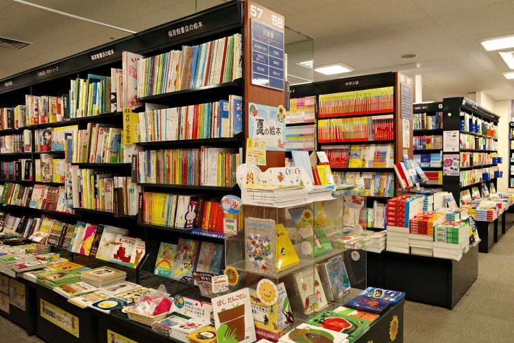 絵本から児童文学まで、充実の児童書コーナーの隣に学習参考書。手厚い並び。