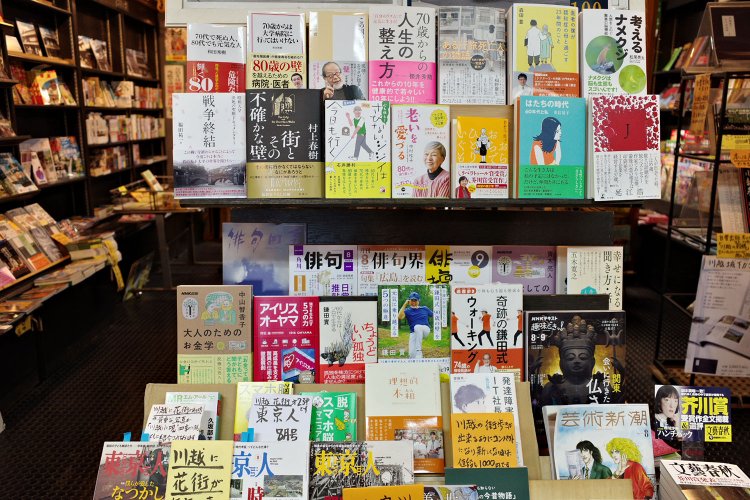 店主が新聞や書評を見て揃えた売場。