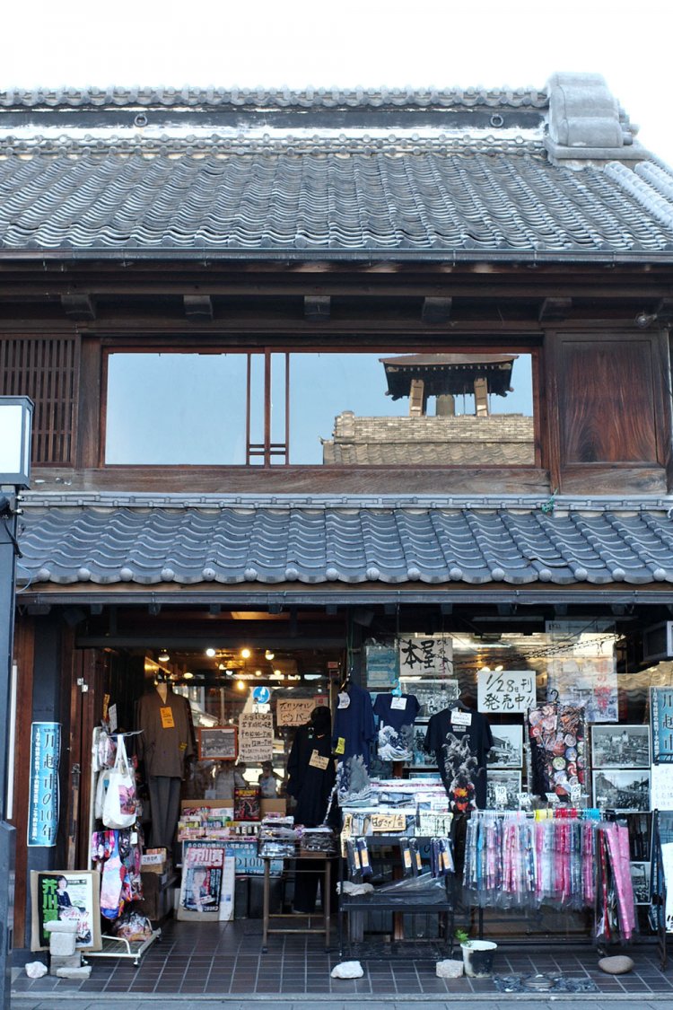 建物は明治26年（1893）建築で川越市の指定有形文化財。2階のガラスには「時の鐘」が映る。