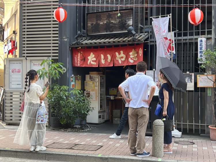 たいやきの『浪速屋』は麻布十番名物。平日でも行列ができている。