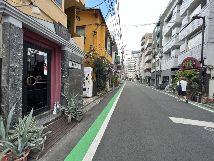 このあたりが西麻布の中心地か？　こじんまりとした隠れ家的な飲食店が点在している。