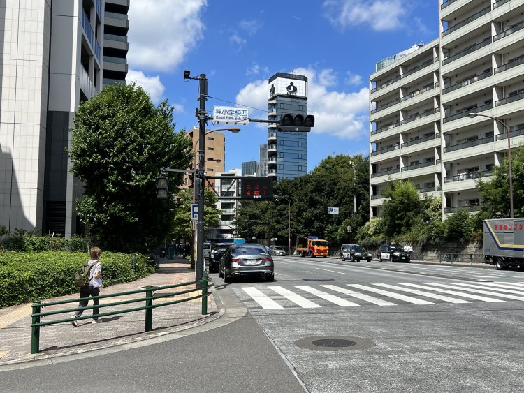 「西麻布」は戦後に誕生した比較的新しい地名。以前は霞町、笄町（こうがいちょう）などの町に分かれていた。