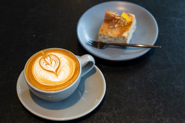 カフェラテ650円。爽やかな味わいのアールグレーチーズケーキは550円。