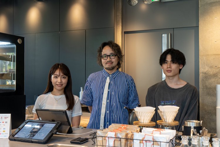 中央が代表の尾﨑数磨さん。