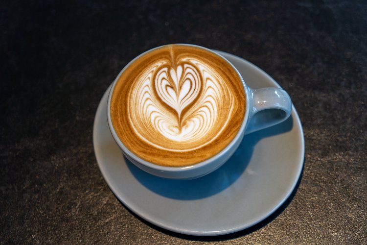 カフェラテ650円。この１杯は尾﨑さんの手による。