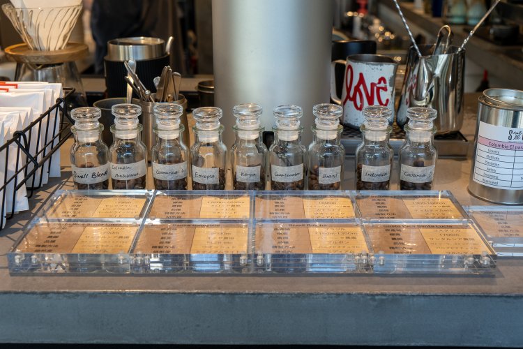 コーヒー豆はブレンドも含めて常時9種類が揃う。