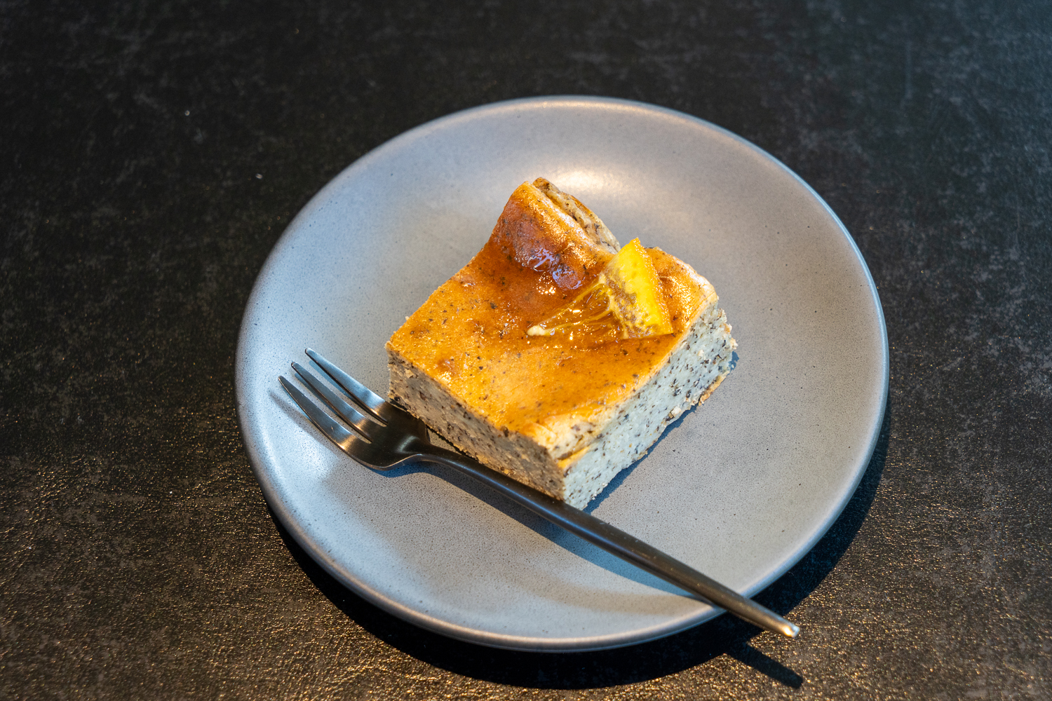 爽やかな味わいのアールグレーチーズケーキ550円。