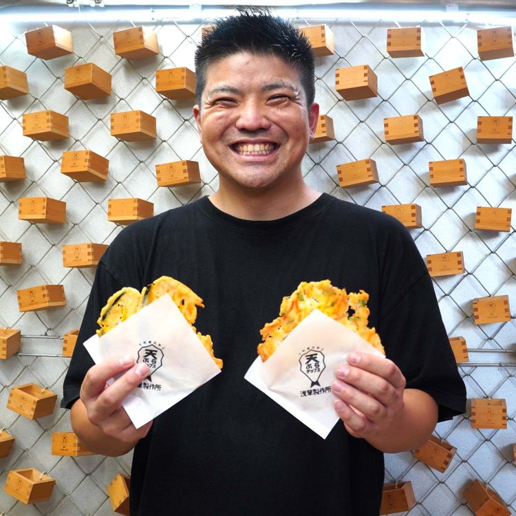 前職も浅草にゆかりの深い職業に就いていたという増田店長。明るく、フレンドリーな人柄で、店の雰囲気も盛り上げている。