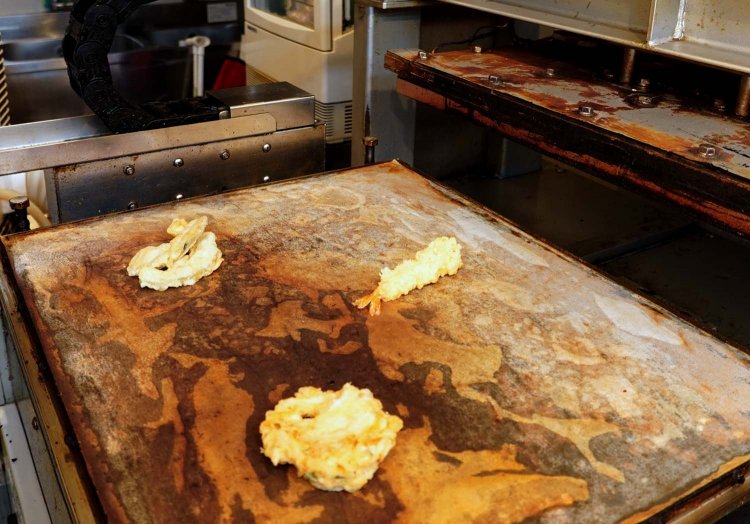 写真奥から。かぼちゃ天300円、えび天600円、かき揚げ天500円。さて、プレス後はどんな姿になるのでしょう。