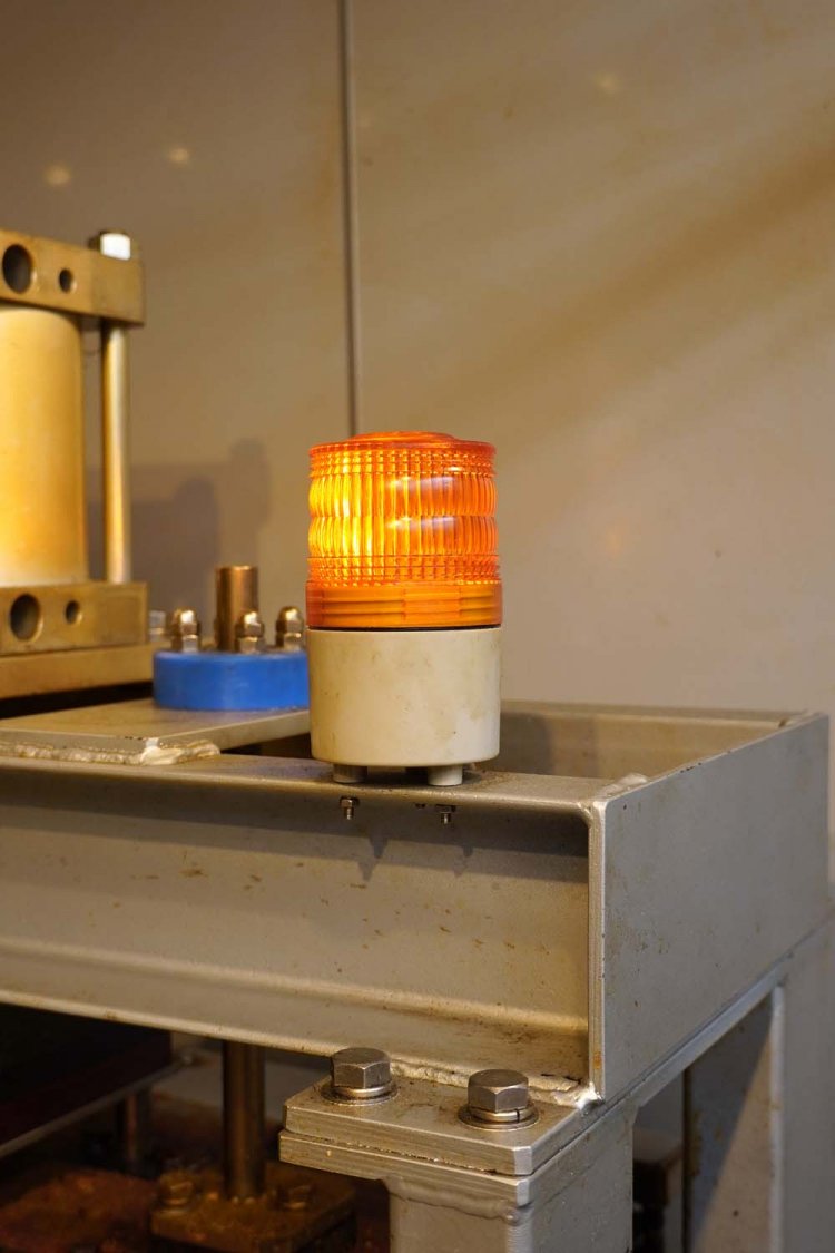 プレス中は、ランプが点灯している。