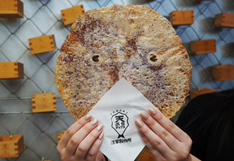 手の平サイズにのっていた大福が3倍にまで広がる新食感スイーツだ。