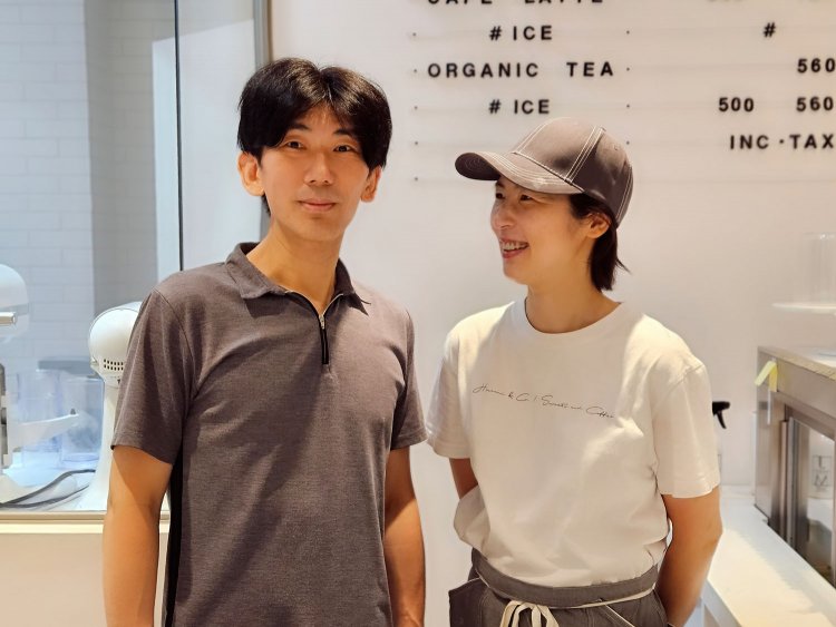 パティシエで店名に名前も入っている小山弘美さん（写真右）とオーナーでアートディレクターでもあるご主人。