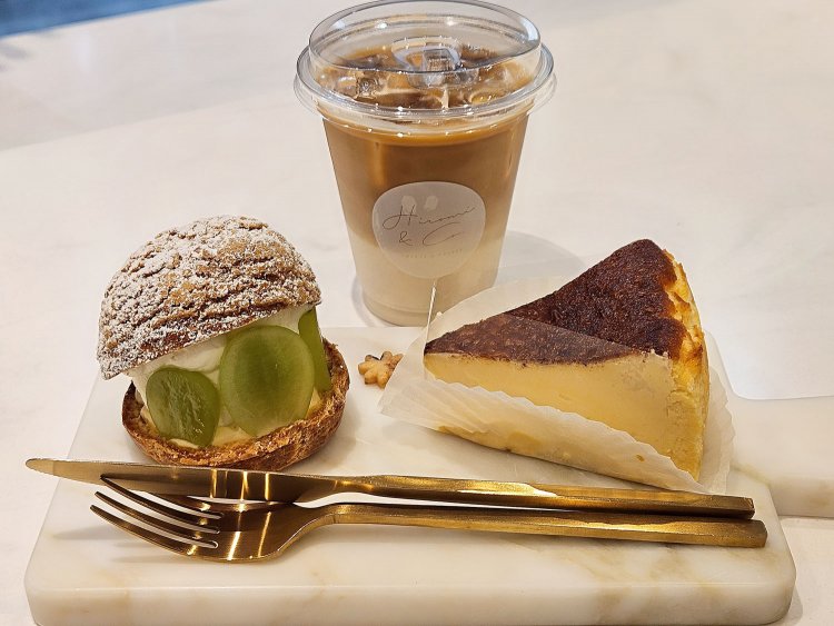シャインマスカットのシュークリーム890円、バスクチーズケーキ700円、アイスカフェラテ640円。