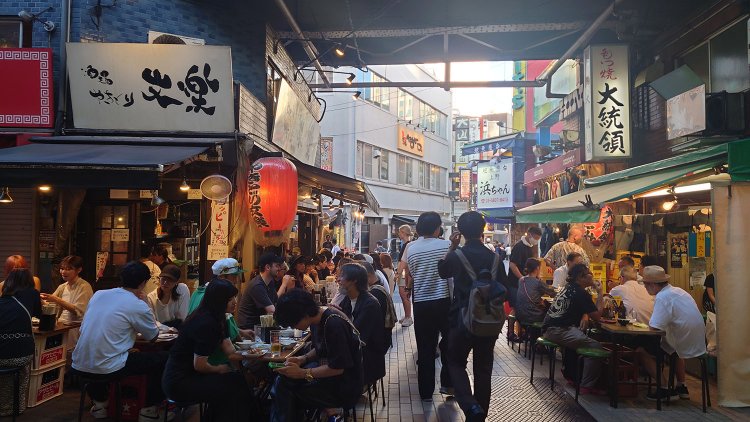 『もつ焼き大統領』のあるガード下はアジア感満点。