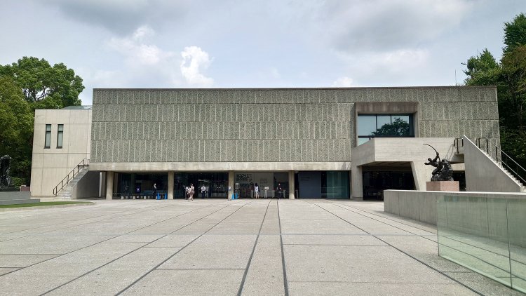 『国立西洋美術館』の外壁はコンクリートに高知県桂浜の青石が埋め込まれている。