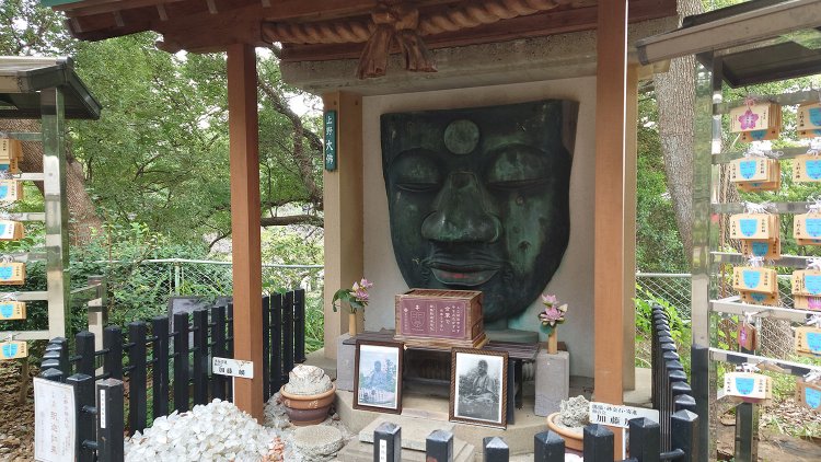 上野大仏のレリーフ。いいお顔。