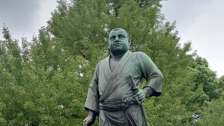 上野公園のシンボル、西郷さん。眺める先は江戸城の方角。