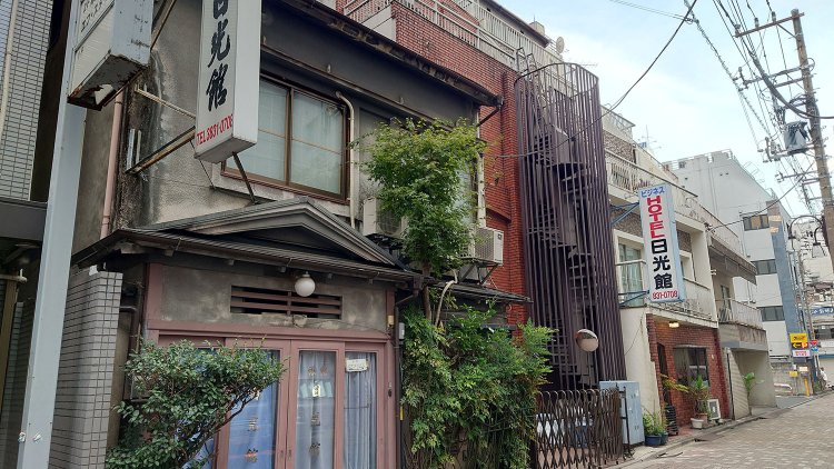 駅東側の旅館街の名残。