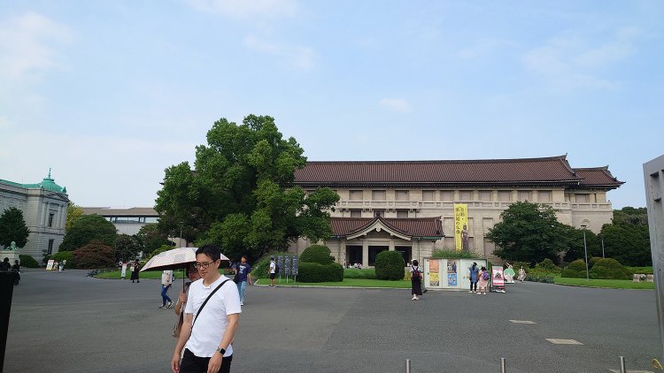 低層だが風格を感じる東博本館。