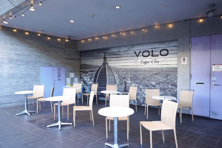 全12席が配され、上野駅を行き交う電車の眺めもよい。