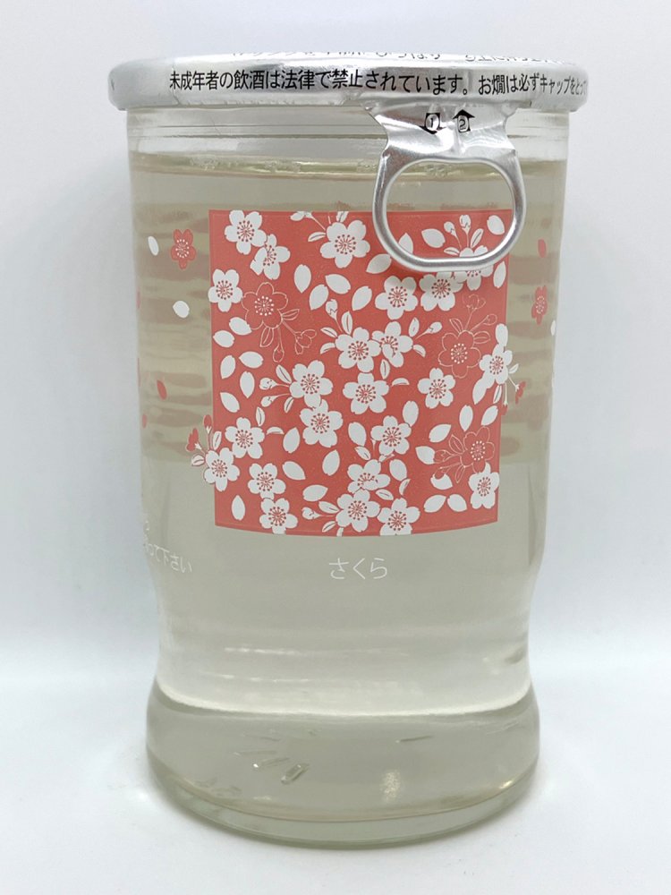 カップ酒によく見られる桜デザイン。少しくびれがあると格段に持ちやすい（「宮の舞」松田酒造・愛媛）。