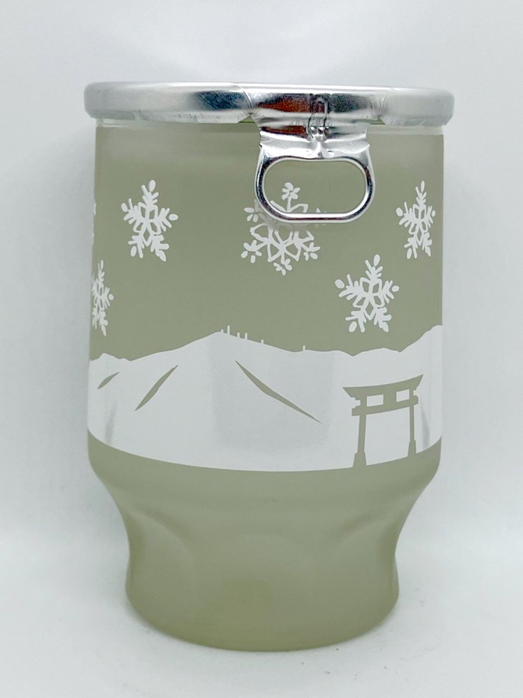 すりガラス加工が、しんしんと降る雪を連想させる（「こしのはくせつ」弥彦酒造・新潟）。