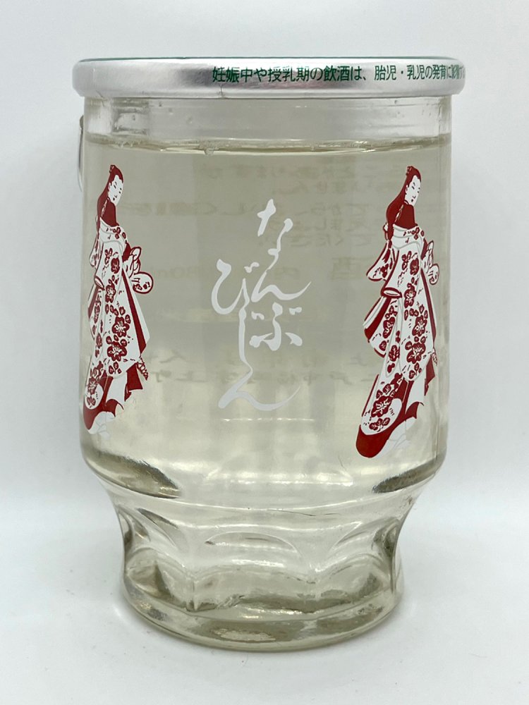 見返り美人が描かれる、渋いデザイン（「なんぶびじん」南部美人・岩手）。