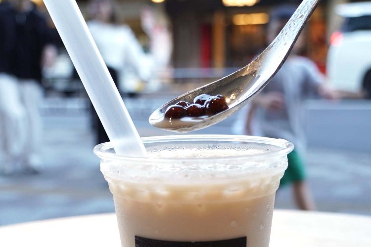 カップの底に沈殿している生タピオカは、ズズッとストローで吸いあげて。