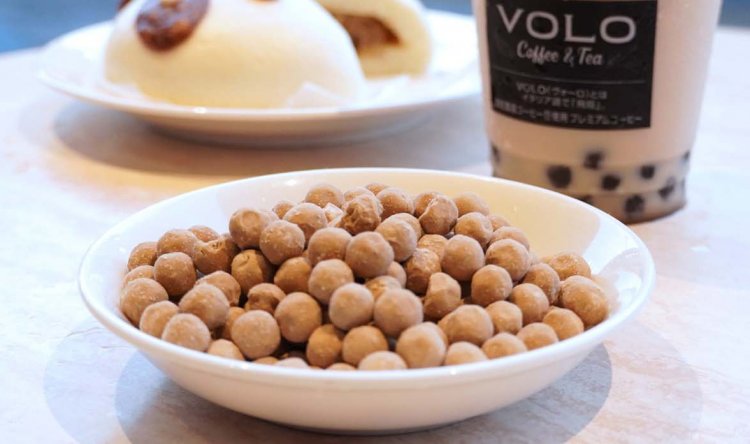 原料となる黒糖風味の生タピオカ。これを茹でて使用している。