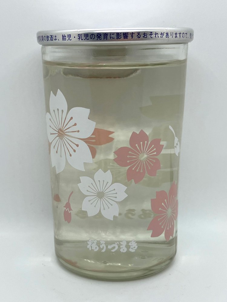 白とピンクの桜で、淡い印象（「桜うづまき」桜うづまき酒造・愛媛）。