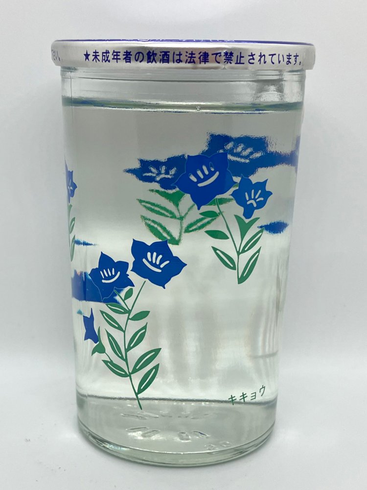 小ぶりな花柄が控え目でかわいらしい（「雪雀　媛カップ」雪雀酒造・愛媛）。