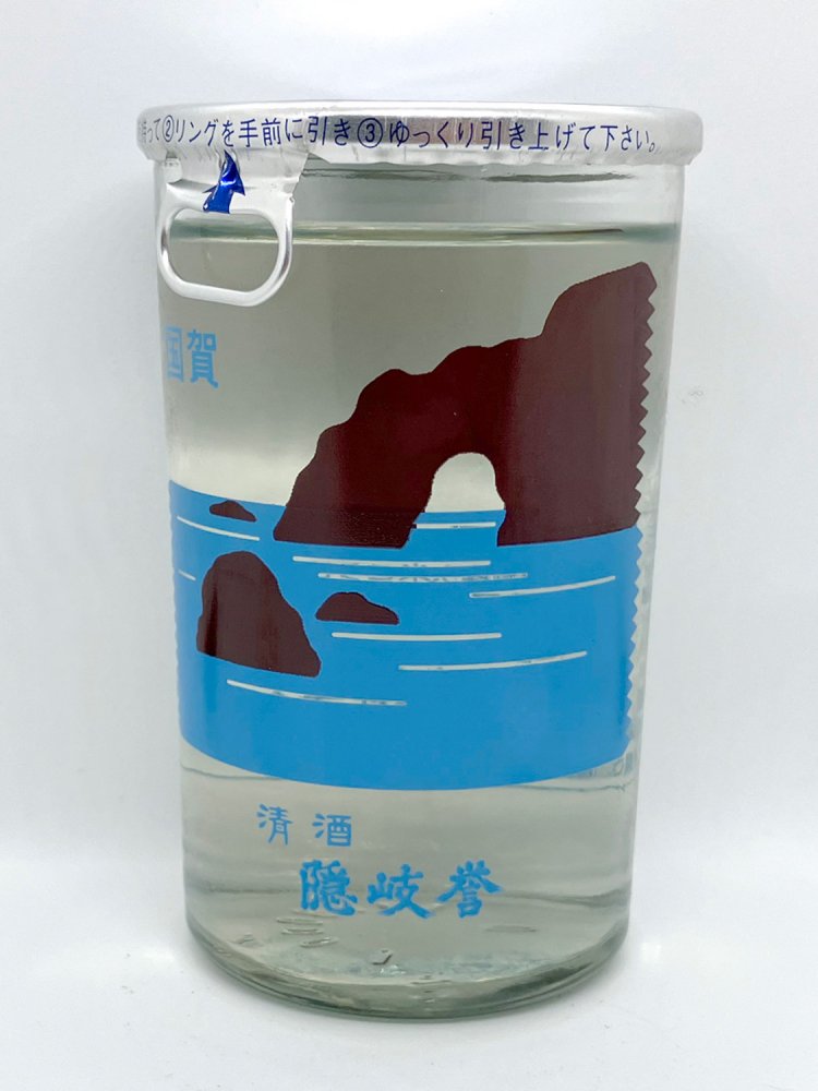 隠岐の国賀海岸の絵柄。他にも白島柄もある（「隠岐誉上撰」隠岐酒造・島根）。