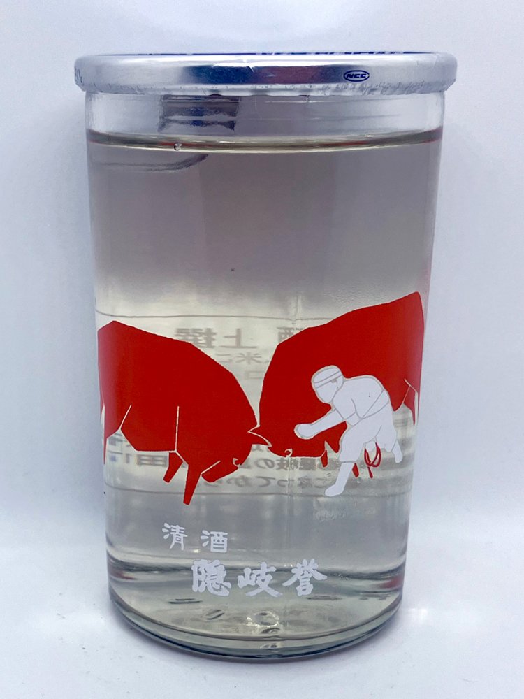 隠岐の伝統文化、牛の角突きが描かれる（「隠岐誉上撰」隠岐酒造・島根）。