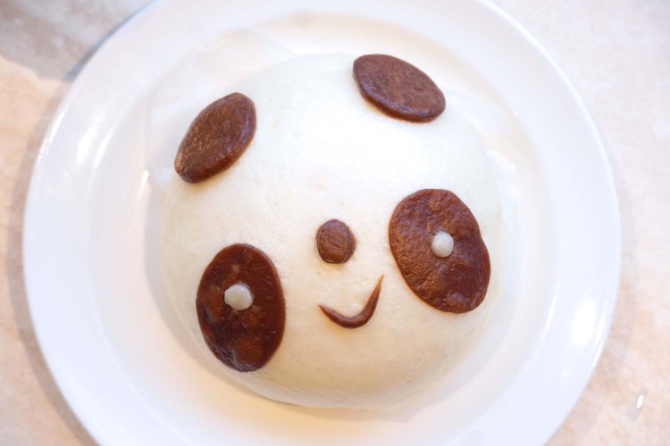 かわいい表情のパンダまん。割って食べるのもためらわれる……。