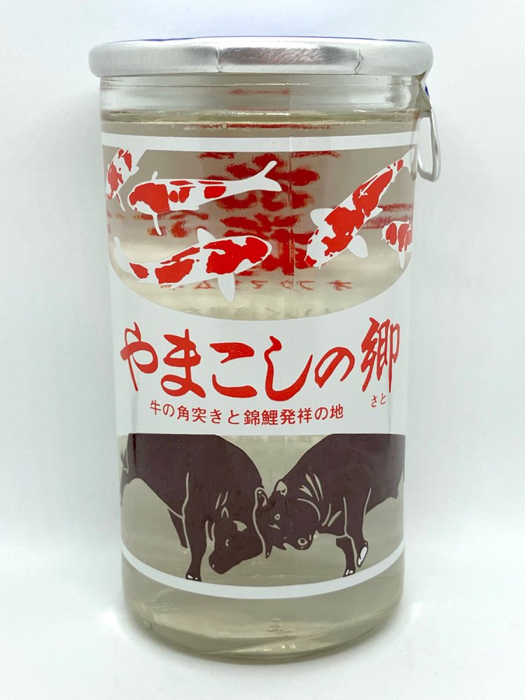 錦鯉と牛突きという、もりだくさんのデザイン（「オフクカップ」お福酒造・新潟）。