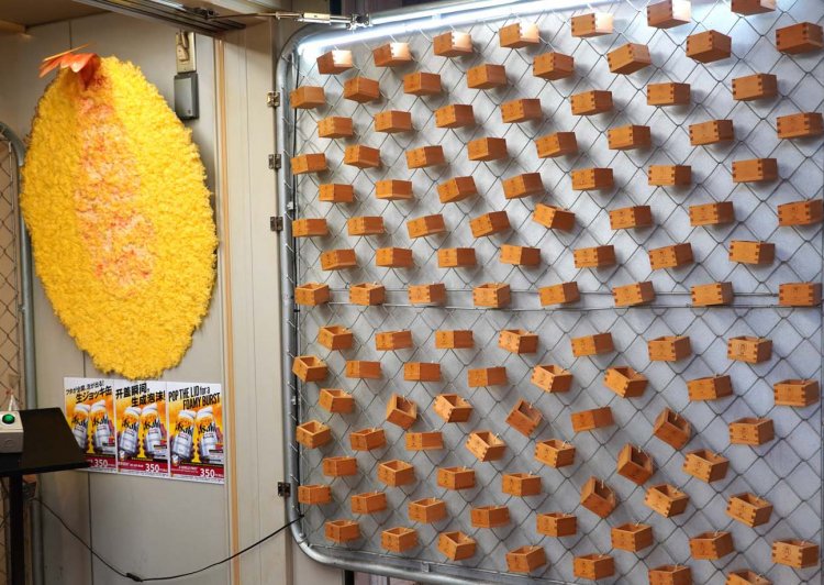 巨大えび天チップスと枡の飾りの前は、写真映えするスポットとしてお客様に好評。