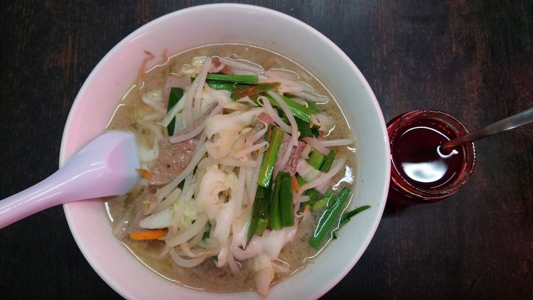 『珍珍軒』のレバタンメン。蓋のない自家製ラー油をかけて食べる。