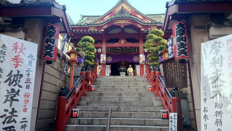 『二木の菓子』すぐ隣というか上に摩利支天徳大寺がある、その入り組んだ様子も楽しい。