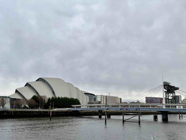 グラスゴーの水辺。左の貝殻みたいなのが展示場。