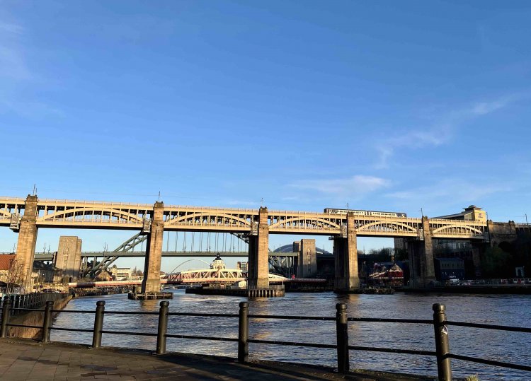 ハイ・レベル・ブリッジ。上に鉄道が走る。
