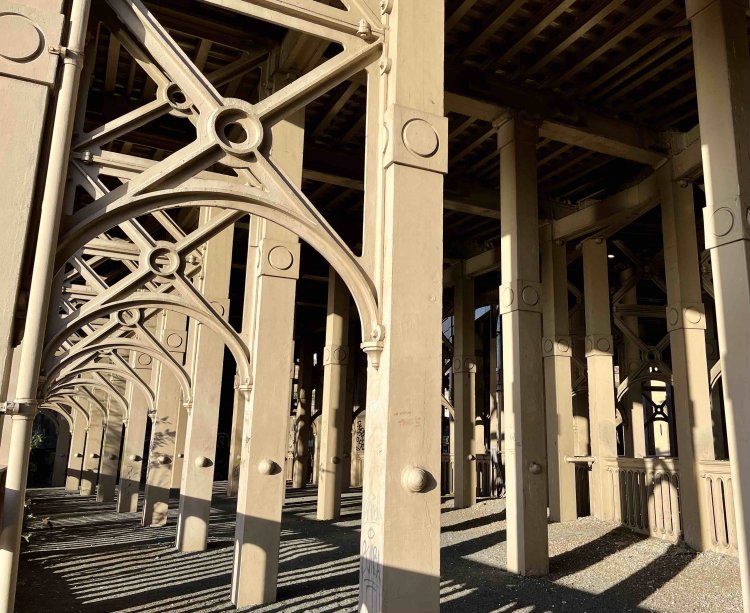 内部の様子。彼方まで続く骨組みはもはやアート。