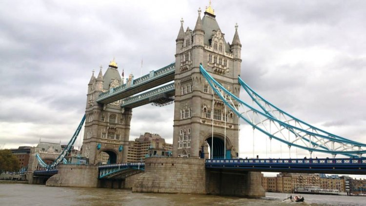 タワー・ブリッジ。塔の中は博物館や展望台になっている。