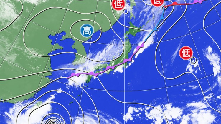 日本付近に停滞する秋雨前線。名月を隠してしまうことも。　出典：ウェザーマップ