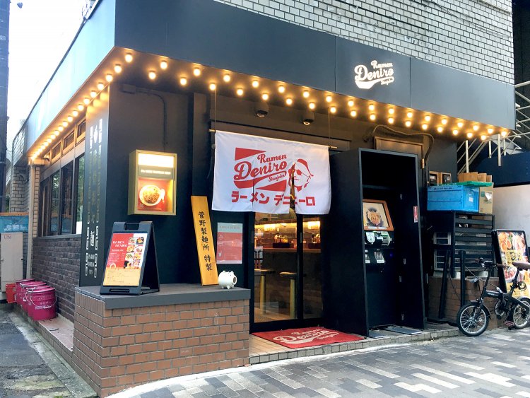 新宿駅南口から徒歩2分。アメリカンテイストのロゴが目印。