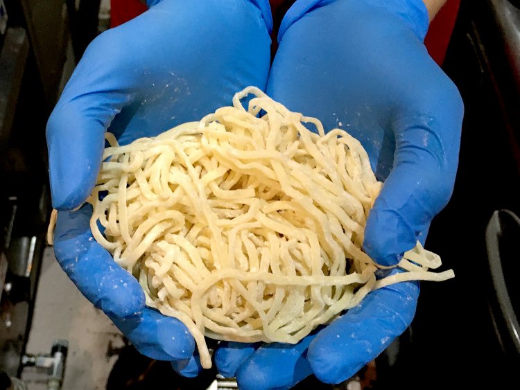 麺は菅野製麺所特製の熟成多加水麺。やさしい弾力が特徴だ。