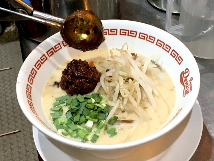 鶏肉と豚肉、昆布の旨味を抽出したスープと干し椎茸の熟成醤油のかえし、特製肉味噌で深みのある味に仕上げてある。