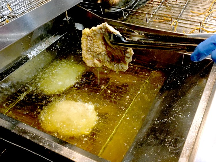 排骨は、衣はサクサク、中身はやわらかく仕上げるため、高温と低温で2度揚げしている。