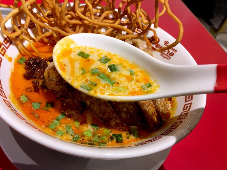 豆乳を加えてあえるので、辛さの中にも味の深みを感じるスープに仕上がっている。