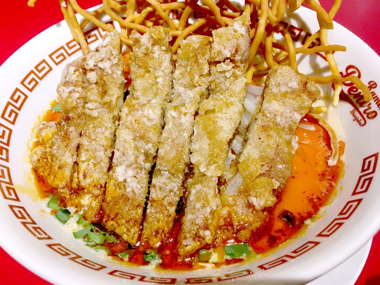 単品の排骨肉をつまみにビールを飲んでいく人もいるという。排骨肉単品は690円。